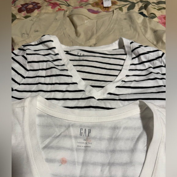 Gap Woman’s V Neck Tees Lot of 3 ~ XS - Picture 2 of 2